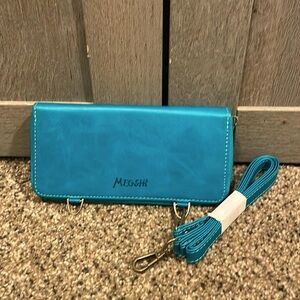 NWT MEGSHI Wristlet/crossbody slim bag, has removable strap.
